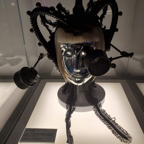 Meet your Posher, Elle - Picture 6 of 11